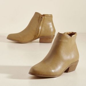 NWT NYLA  ModClotth Vegan Leather Tan Booties 11